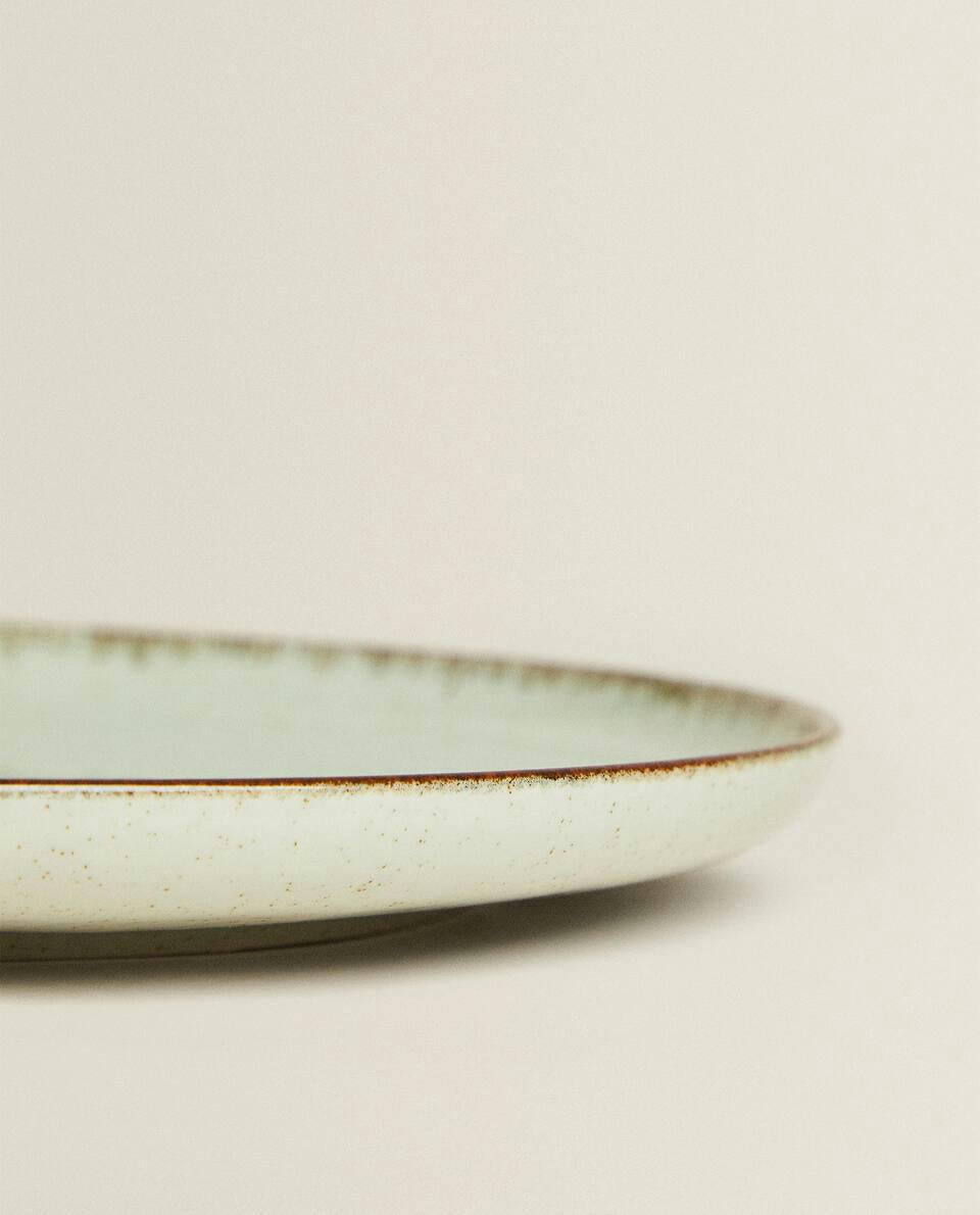 PORCELAIN TABLEWARE WITH ANTIQUE FINISH RIM