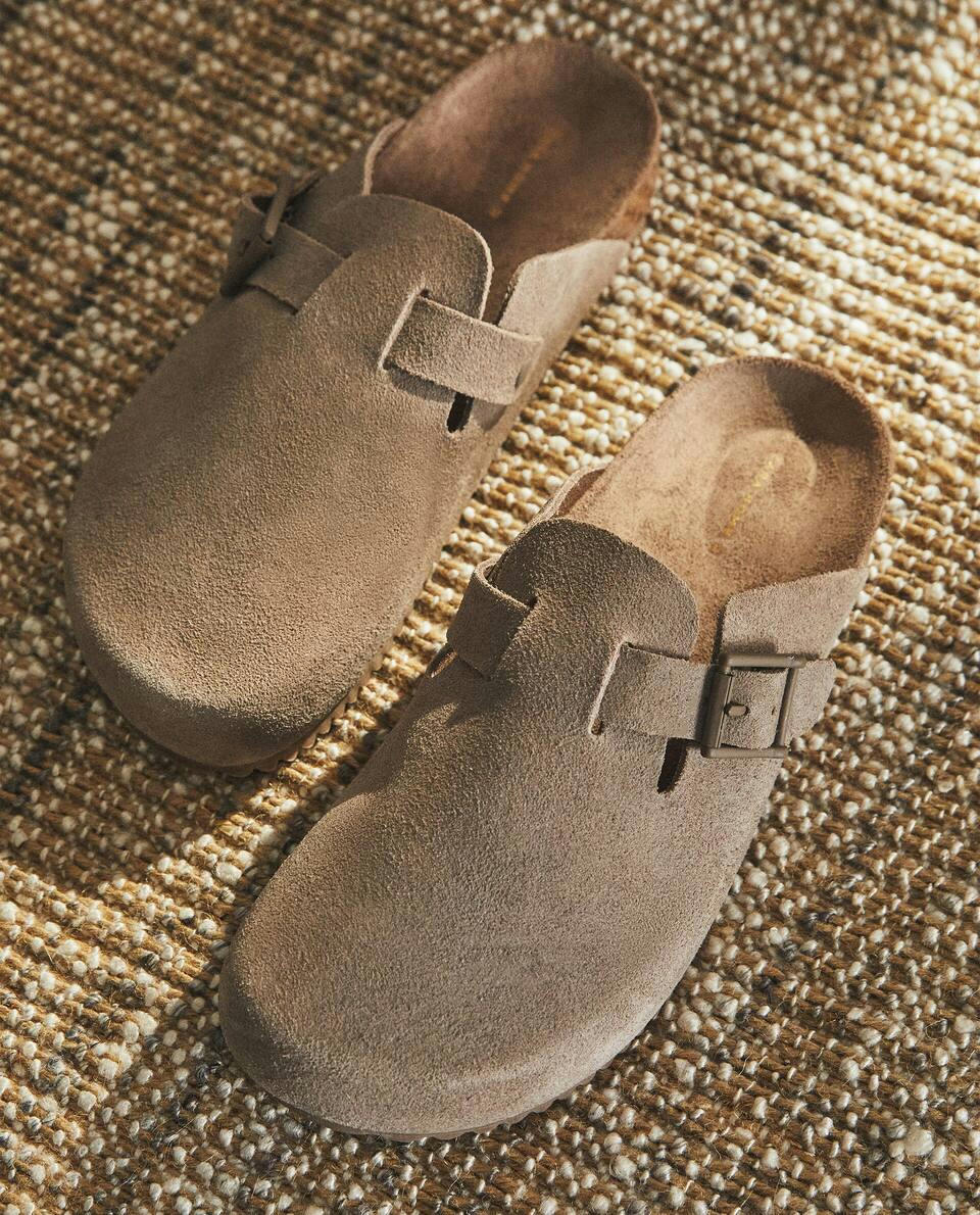 LEATHER CLOGS WITH BUCKLE