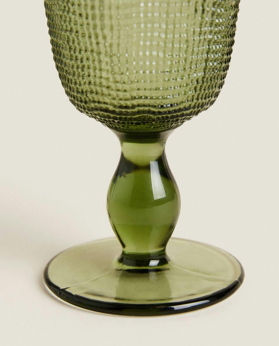 GLASS WITH RAISED DESIGN